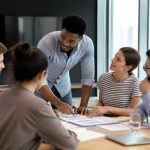 Différence entre coopérer et collaborer : quelles nuances dans le travail en équipe ?