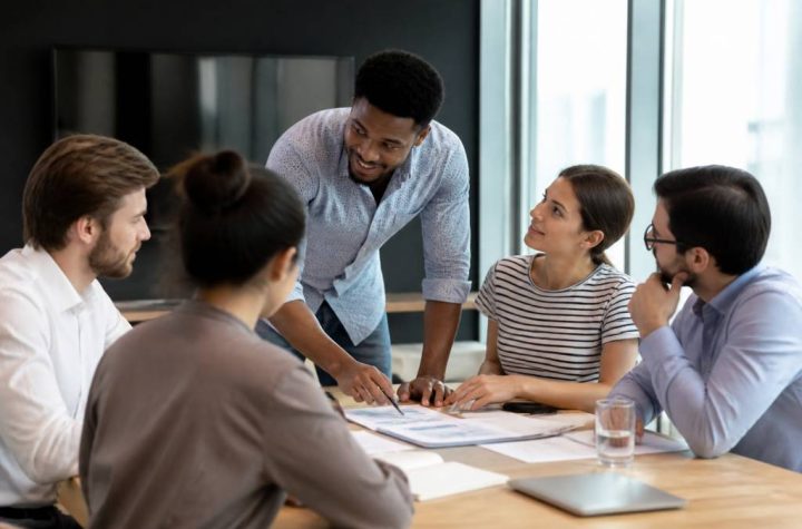 Différence entre coopérer et collaborer : quelles nuances dans le travail en équipe ?